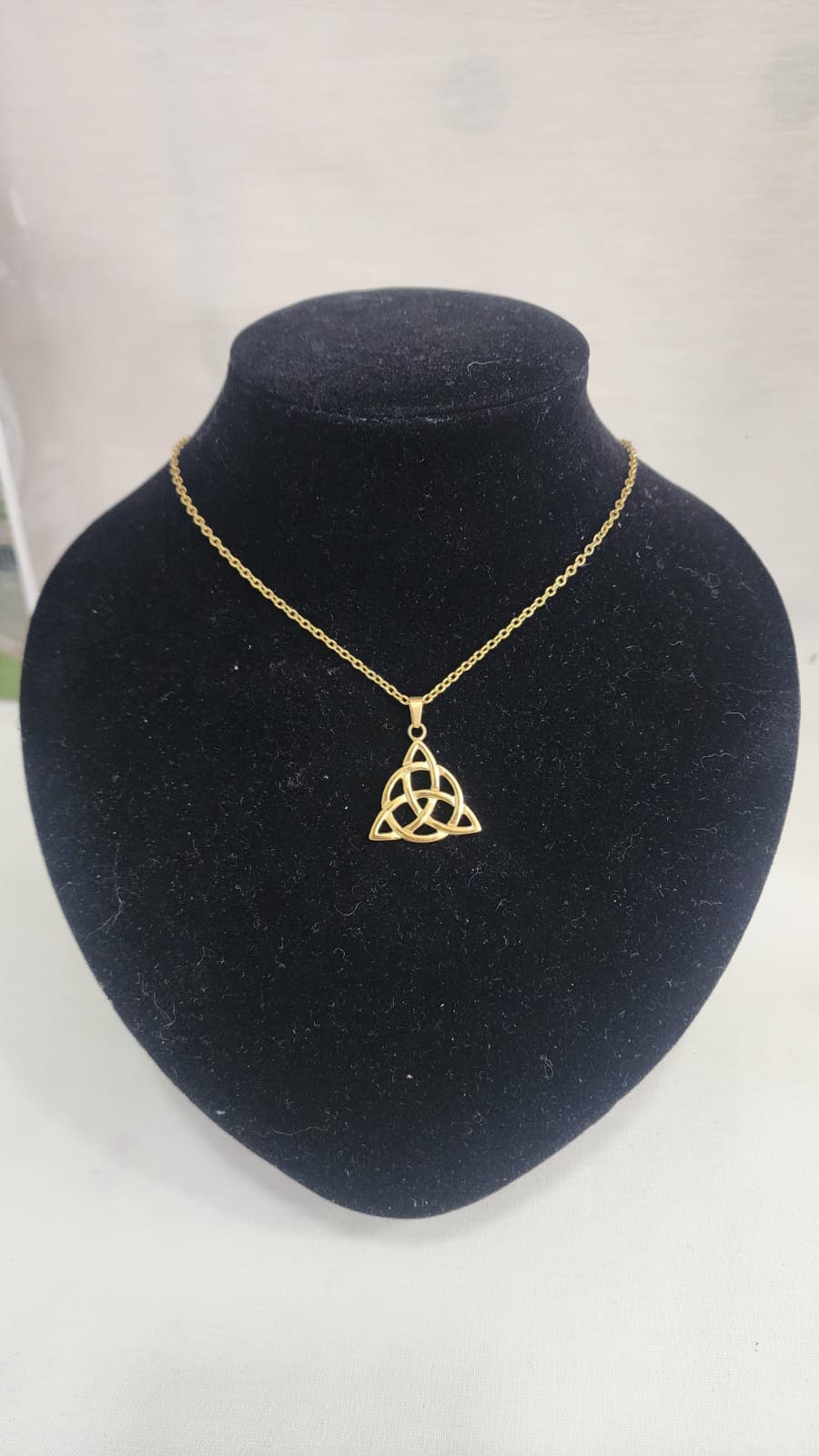 Collar Triqueta dorada