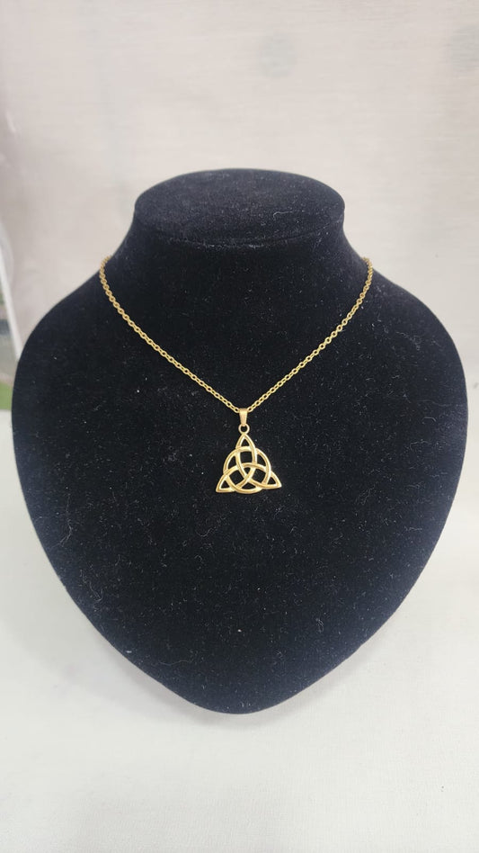 Collar Triqueta dorada