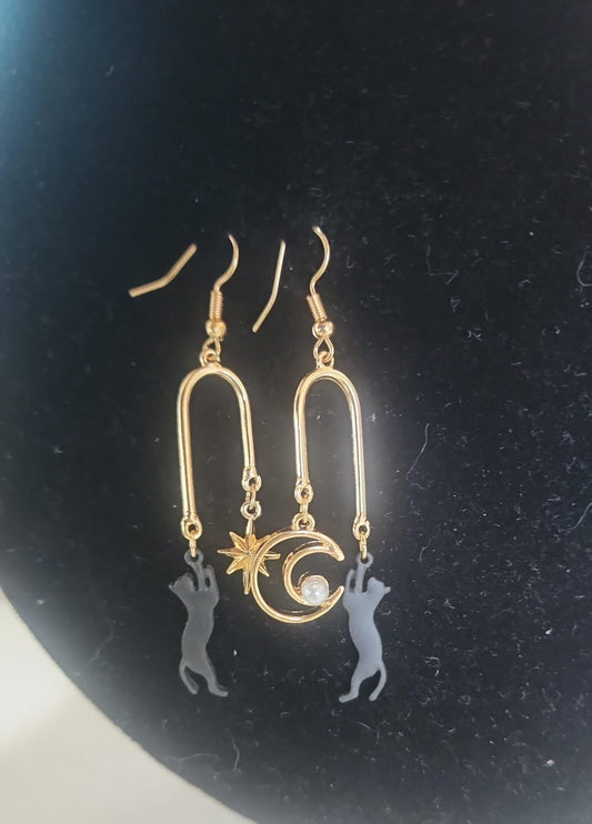 Aretes de gato dorado con luna y estrella