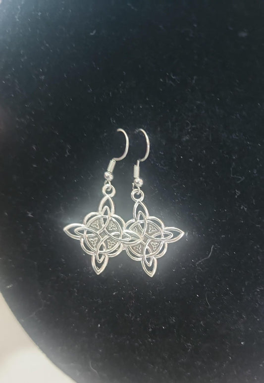 Aretes nudo de bruja plateados