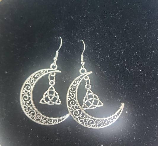 Aretes luna calada con triquetra
