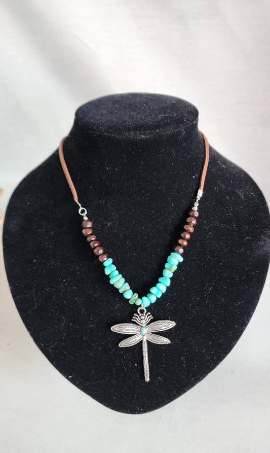 Collar libelula turquesa y madera
