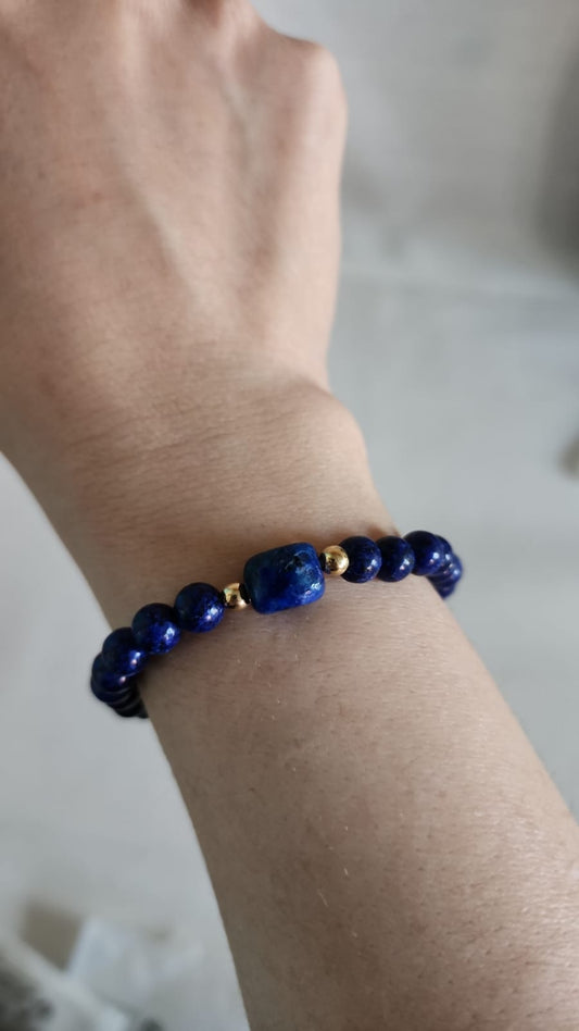 Pulsera de lapislazuli natural con separadores dorados
