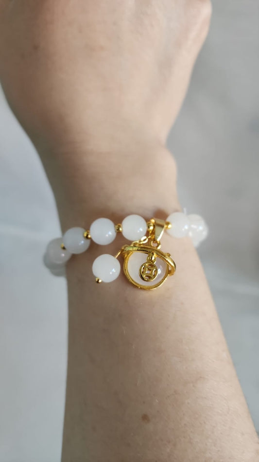Pulsera blanca ojo de gato con dije dorado